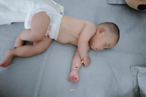 伊犁宝宝拉屎有黑色颗粒